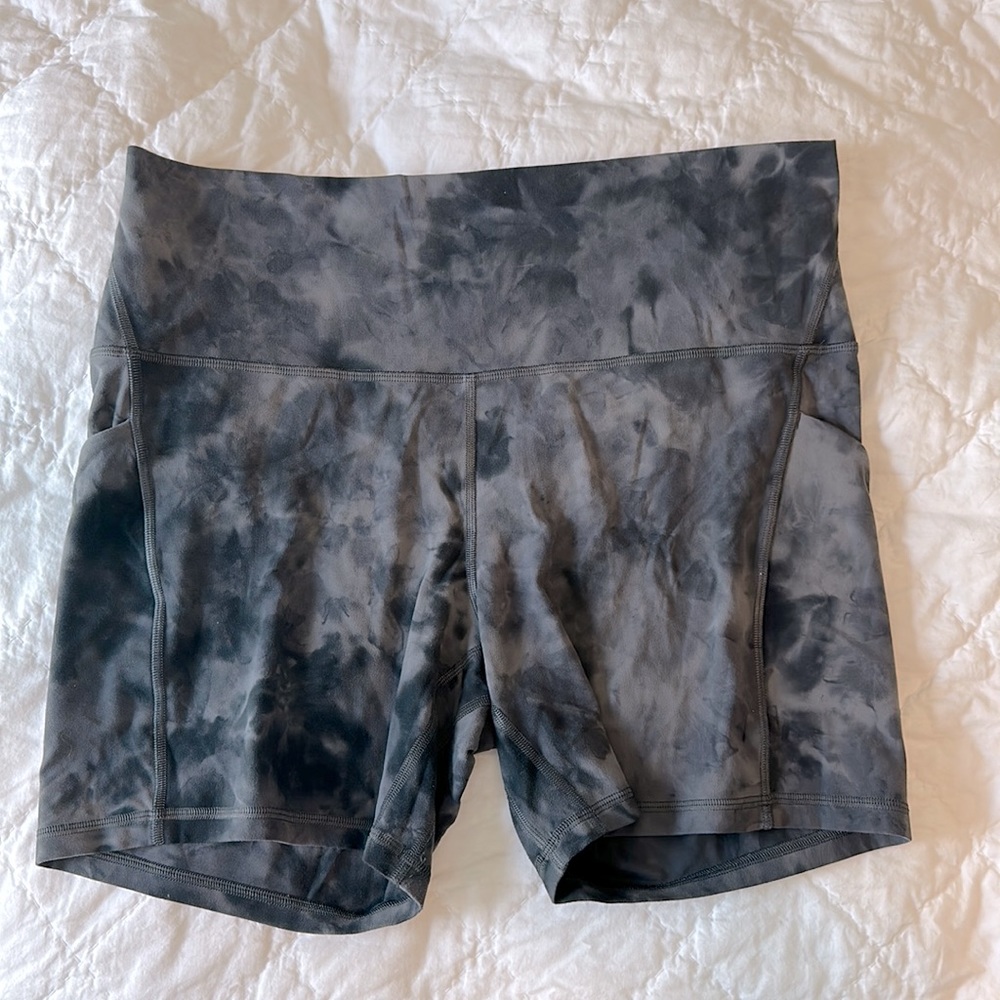 LULULEMON ALIGN HR SHORTS 6"
Diamond dye graphite gray (DDPG) SZ 14